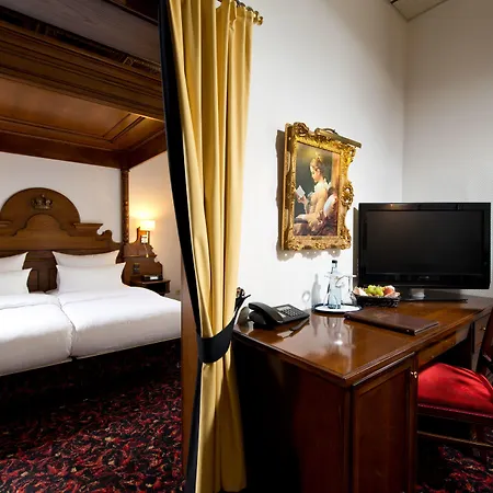 Hotel King's First