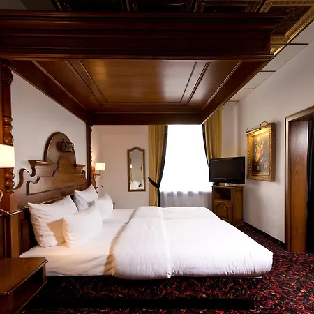 Hotel King's First