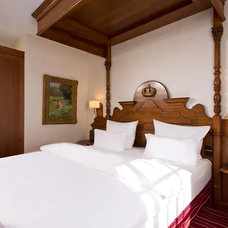 Hotel King's First