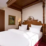 Hotel King's First