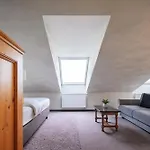 King's First München