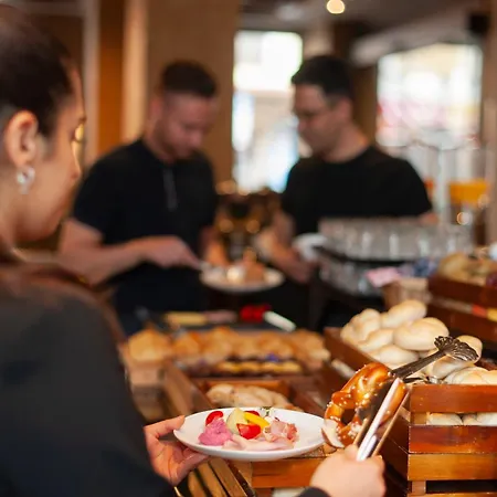 ホテル King's First 4*