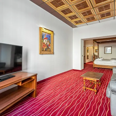 Hotel King's First
